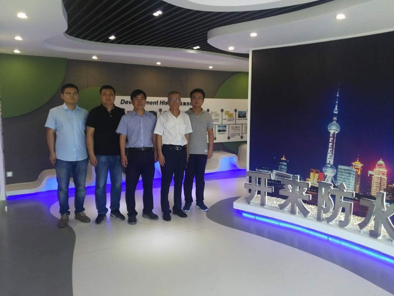 董事長倪貴全與參觀領(lǐng)導(dǎo)合影留念_開來SECOV濕克威防水